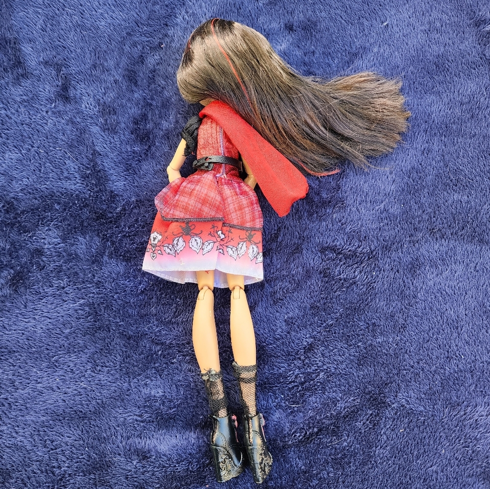 Ever After High Cerise Hood Doll First Chapter - Little Red Riding Hood - Picture 5 of 5
